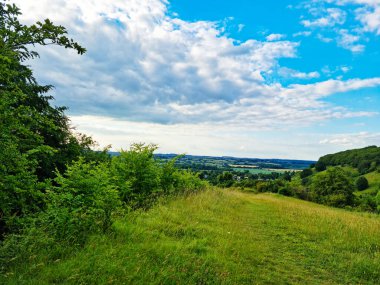 İngiltere 'nin en güzel İngiliz kır manzarası Sharpenhoe Alkışçılar Vadisi Luton, İngiltere' de. Görüntü 24 Haziran 2023 'te çekildi.