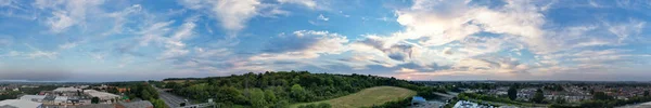 英国卢顿市日落时最美丽的全景天空和戏剧性的云彩 — 图库照片
