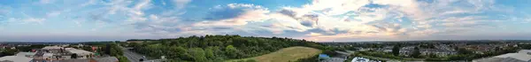 英国卢顿市日落时最美丽的全景天空和戏剧性的云彩 — 图库照片