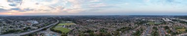 Gün batımında Luton şehrinin panoramik hava görüntüsü 7-9-23