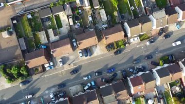 Muhteşem günbatımı saatinde Kuzey Luton Şehri ve Yolu Hava Manzarası. Kamera 7 Eylül 2023 'te Drone' un kamerasıyla çekildi. İngiltere Büyük Britanya. İngiltere