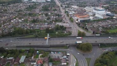 Muhteşem günbatımı saatinde Kuzey Luton Şehri ve Yolu Hava Manzarası. Kamera 7 Eylül 2023 'te Drone' un kamerasıyla çekildi. İngiltere Büyük Britanya. İngiltere