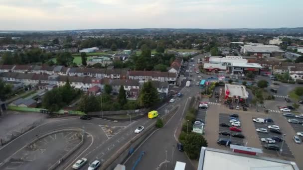 ゴージャスな夕日の時間帯の交通とノースルートンシティと道路の空中ビュー フッテージは2023年9月7日にドローンのカメラで撮影された イギリスイギリス イギリス — ストック動画