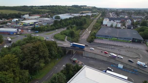 日落时分交通拥挤的北卢顿市和公路的空中景观 镜头是在2023年9月7日用无人机拍摄的 英国英国 — 图库视频影像