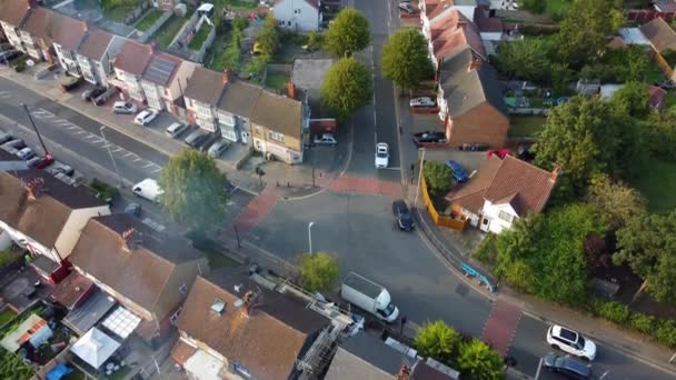 화려한 시티와 도로의 영화는 2021년 드론의 카메라로 캡처되었다 영국에서 — 비디오