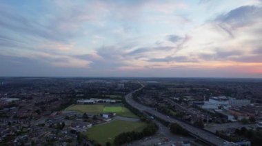 Muhteşem günbatımı saatinde Kuzey Luton Şehri ve Yolu Hava Manzarası. Kamera 7 Eylül 2023 'te Drone' un kamerasıyla çekildi. İngiltere Büyük Britanya. İngiltere