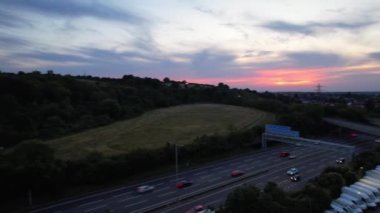 Muhteşem günbatımı saatinde Kuzey Luton Şehri ve Yolu Hava Manzarası. Kamera 7 Eylül 2023 'te Drone' un kamerasıyla çekildi. İngiltere Büyük Britanya. İngiltere