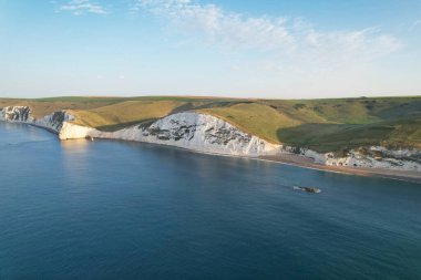 İngiltere İngiltere 'nin Durdle Door Sahili' nin en güzel manzarası ve deniz manzarası. Görüntü İHA 'nın kamerasıyla 9 Eylül 2023' te çekildi.