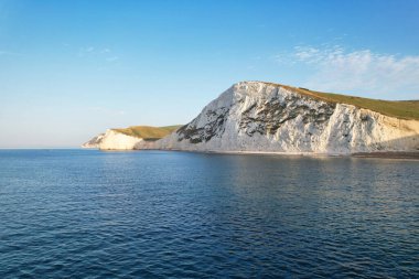 İngiltere İngiltere 'nin Durdle Door Sahili' nin en güzel manzarası ve deniz manzarası. Görüntü İHA 'nın kamerasıyla 9 Eylül 2023' te çekildi.