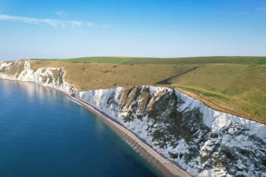 İngiltere İngiltere 'nin Durdle Door Sahili' nin en güzel manzarası ve deniz manzarası. Görüntü İHA 'nın kamerasıyla 9 Eylül 2023' te çekildi.