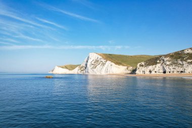 İngiltere İngiltere 'nin Durdle Door Sahili' nin en güzel manzarası ve deniz manzarası. Görüntü İHA 'nın kamerasıyla 9 Eylül 2023' te çekildi.