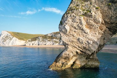 İngiltere İngiltere 'nin Durdle Door Sahili' nin en güzel manzarası ve deniz manzarası. Görüntü İHA 'nın kamerasıyla 9 Eylül 2023' te çekildi.