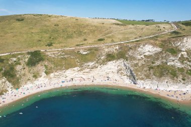 İngiltere İngiltere 'nin Durdle Door Sahili' nin en güzel manzarası ve deniz manzarası. Görüntü İHA 'nın kamerasıyla 9 Eylül 2023' te çekildi.