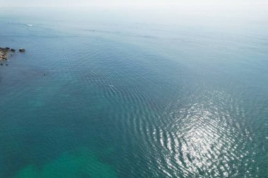 İngiltere İngiltere 'nin Durdle Door Sahili' nin en güzel manzarası ve deniz manzarası. Görüntü İHA 'nın kamerasıyla 9 Eylül 2023' te çekildi.