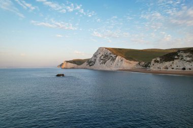 İngiltere İngiltere 'nin Durdle Door Sahili' nin en güzel manzarası ve deniz manzarası. Görüntü İHA 'nın kamerasıyla 9 Eylül 2023' te çekildi.