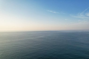 İngiltere İngiltere 'nin Durdle Door Sahili' nin en güzel manzarası ve deniz manzarası. Görüntü İHA 'nın kamerasıyla 9 Eylül 2023' te çekildi.