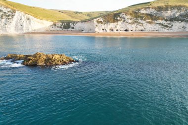 İngiltere İngiltere 'nin Durdle Door Sahili' nin en güzel manzarası ve deniz manzarası. Görüntü İHA 'nın kamerasıyla 9 Eylül 2023' te çekildi.