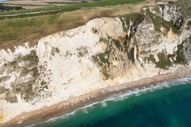 İngiltere İngiltere 'nin Durdle Door Sahili' nin en güzel manzarası ve deniz manzarası. Görüntü İHA 'nın kamerasıyla 9 Eylül 2023' te çekildi.