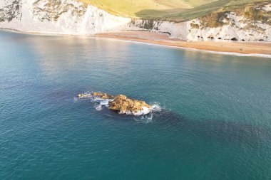 İngiltere İngiltere 'nin Durdle Door Sahili' nin en güzel manzarası ve deniz manzarası. Görüntü İHA 'nın kamerasıyla 9 Eylül 2023' te çekildi.