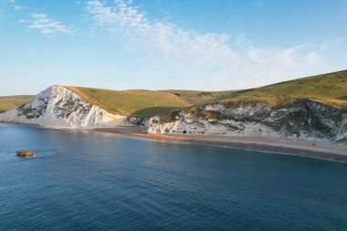 İngiltere İngiltere 'nin Durdle Door Sahili' nin en güzel manzarası ve deniz manzarası. Görüntü İHA 'nın kamerasıyla 9 Eylül 2023' te çekildi.