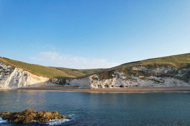 İngiltere İngiltere 'nin Durdle Door Sahili' nin en güzel manzarası ve deniz manzarası. Görüntü İHA 'nın kamerasıyla 9 Eylül 2023' te çekildi.