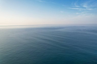 İngiltere İngiltere 'nin Durdle Door Sahili' nin en güzel manzarası ve deniz manzarası. Görüntü İHA 'nın kamerasıyla 9 Eylül 2023' te çekildi.