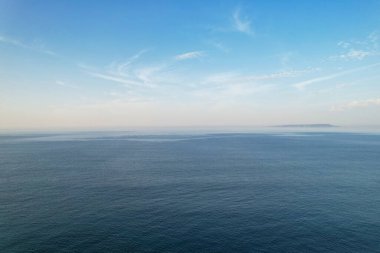 İngiltere İngiltere 'nin Durdle Door Sahili' nin en güzel manzarası ve deniz manzarası. Görüntü İHA 'nın kamerasıyla 9 Eylül 2023' te çekildi.