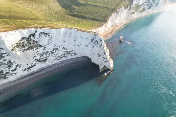 İngiltere İngiltere 'nin Durdle Door Sahili' nin en güzel manzarası ve deniz manzarası. Görüntü İHA 'nın kamerasıyla 9 Eylül 2023' te çekildi.