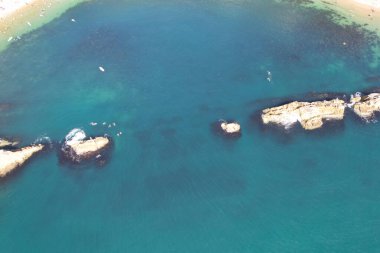 İngiltere İngiltere 'nin Durdle Door Sahili' nin en güzel manzarası ve deniz manzarası. Görüntü İHA 'nın kamerasıyla 9 Eylül 2023' te çekildi.