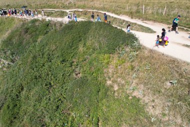 İngiltere 'nin Durdle Door Tepeleri' ndeki insanlar Büyük Britanya, İngiltere. Görüntü İHA 'nın kamerasıyla 9 Eylül 2023' te çekildi.