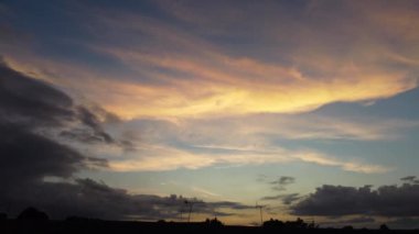 Günbatımında İngiltere 'nin Luton şehrinde En Güzel Gökyüzü ve Dramatik Bulutlar. Muhteşem Görüntü 11 Eylül 2023 'te çekildi..