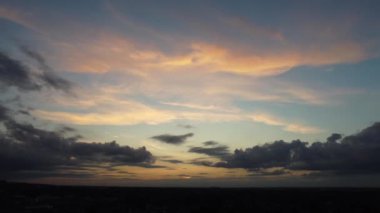 Günbatımında İngiltere 'nin Luton şehrinde En Güzel Gökyüzü ve Dramatik Bulutlar. Muhteşem Görüntü 11 Eylül 2023 'te çekildi..