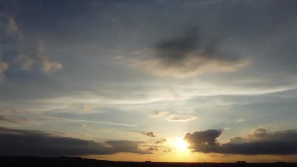 Günbatımında Ngiltere Nin Luton Şehrinde Güzel Gökyüzü Dramatik Bulutlar Muhteşem — Stok video