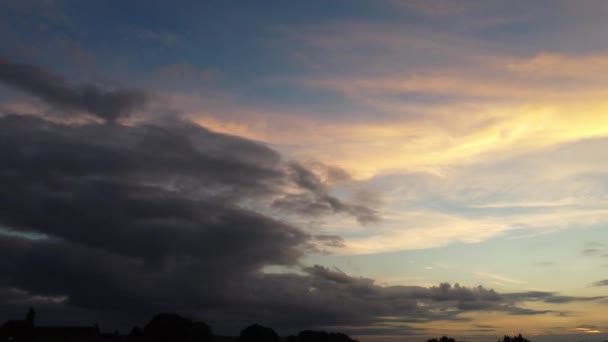 Schönster Himmel Und Dramatische Wolken Über Der Englischen Stadt Luton — Stockvideo