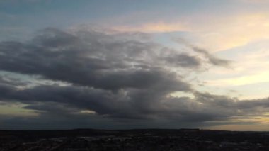 Günbatımında İngiltere 'nin Luton şehrinde En Güzel Gökyüzü ve Dramatik Bulutlar. Muhteşem Görüntü 11 Eylül 2023 'te çekildi..