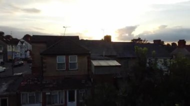 Günbatımında İngiltere 'nin Luton şehrinde En Güzel Gökyüzü ve Dramatik Bulutlar. Muhteşem Görüntü 11 Eylül 2023 'te çekildi..