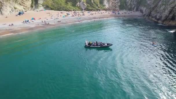 Люди Наслаждаются Жаркой Британской Погодой Лодках Плывут Океанскому Пляжу Видом — стоковое видео