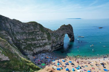 İngiltere, İngiltere 'nin Durdle Door Sahili' nde kalabalık var. Görüntü İHA 'nın kamerasıyla 9 Eylül 2023' te çekildi.