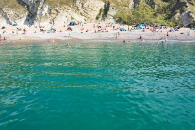 İngiltere, İngiltere 'nin Durdle Door Sahili' nde kalabalık var. Görüntü İHA 'nın kamerasıyla 9 Eylül 2023' te çekildi.