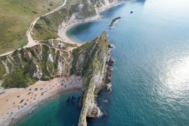 İngiltere, İngiltere 'nin Durdle Door Sahili' nde kalabalık var. Görüntü İHA 'nın kamerasıyla 9 Eylül 2023' te çekildi.