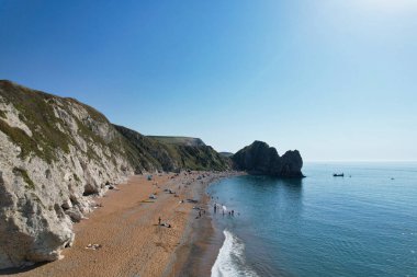 İngiltere, İngiltere 'nin Durdle Door Sahili' nde kalabalık var. Görüntü İHA 'nın kamerasıyla 9 Eylül 2023' te çekildi.