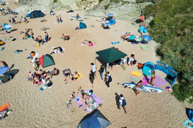 İngiltere, İngiltere 'nin Durdle Door Sahili' nde kalabalık var. Görüntü İHA 'nın kamerasıyla 9 Eylül 2023' te çekildi.