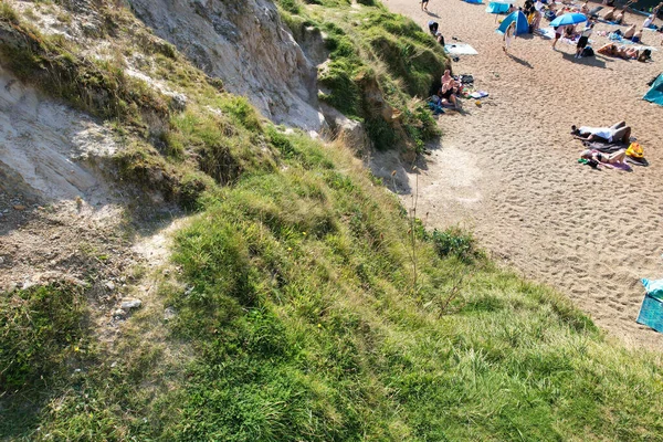 İngiltere, İngiltere 'nin Durdle Door Sahili' nde kalabalık var. Görüntü İHA 'nın kamerasıyla 9 Eylül 2023' te çekildi.