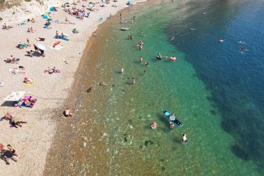 İngiltere, İngiltere 'nin Durdle Door Sahili' nde kalabalık var. Görüntü İHA 'nın kamerasıyla 9 Eylül 2023' te çekildi.