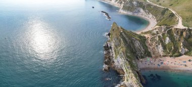 Durdle Door Sahili 'ndeki Cliff ve Hills' in yüksek açılı görüntüsü. İngiltere 'nin Büyük Turist Çekimi ve Yazın Çok Ünlü. 9 Eylül 'de En Güzel Manzara' nın Muhteşem Görüntüsü Çekildi
