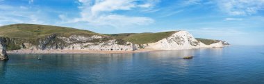 Durdle Door Sahili 'ndeki Cliff ve Hills' in yüksek açılı görüntüsü. İngiltere 'nin Büyük Turist Çekimi ve Yazın Çok Ünlü. 9 Eylül 'de En Güzel Manzara' nın Muhteşem Görüntüsü Çekildi