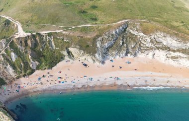 Durdle Door Sahili 'ndeki Cliff ve Hills' in yüksek açılı görüntüsü. İngiltere 'nin Büyük Turist Çekimi ve Yazın Çok Ünlü. 9 Eylül 'de En Güzel Manzara' nın Muhteşem Görüntüsü Çekildi