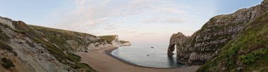 Durdle Door Sahili 'ndeki Cliff ve Hills' in yüksek açılı görüntüsü. İngiltere 'nin Büyük Turist Çekimi ve Yazın Çok Ünlü. 9 Eylül 'de En Güzel Manzara' nın Muhteşem Görüntüsü Çekildi