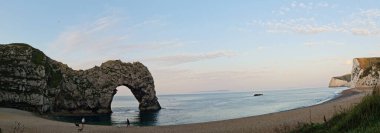 Durdle Door Sahili 'ndeki Cliff ve Hills' in yüksek açılı görüntüsü. İngiltere 'nin Büyük Turist Çekimi ve Yazın Çok Ünlü. 9 Eylül 'de En Güzel Manzara' nın Muhteşem Görüntüsü Çekildi