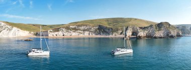 Durdle Door Sahili 'ndeki Cliff ve Hills' in yüksek açılı görüntüsü. İngiltere 'nin Büyük Turist Çekimi ve Yazın Çok Ünlü. 9 Eylül 'de En Güzel Manzara' nın Muhteşem Görüntüsü Çekildi